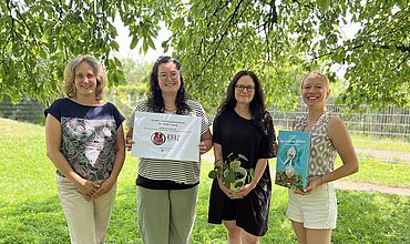 Rezertifizierung der BBW-Kita "Wurzner Straße" als Kinder- und Familienzentrum; v.l.: Ariane Hohaus (Fachberater*in Kindertagesstätten), Theresa Tosch (Kita-Leiter*in), Juliane Köbler (KiFaZ-Koordinator*in), Jessica Schneider (Gutachter*in vom Amt für Jugend und Familie)