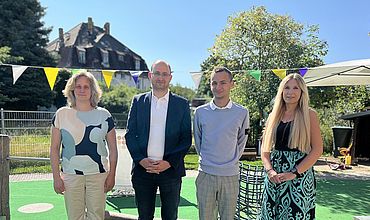 Perspektivwechsel in der BBW-Kita "Schröderstraße"; v.l.: Vanessa Franz (Kita-Leiter*in), Ariane Hohaus (Fachberater*in Kindertagesstätten), Lukas Noel Hoene (ehrenamtlicher Mitarbeiter Wahlkampfteam und Kreisgeschäftsstelle der CDU Leipzig), Rick Ulbricht (Direktkandidat Landtagswahl & Kandidat Stadtratswahlen, Wahlkreis 31)