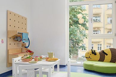 Innenraum, Tisch mit Stühlen, Spielmaterial zum Thema Lebensmittel