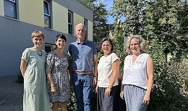 Perspektivwechsel in der BBW-Kita "Bremer Straße"; v.l.: Lisa Walther (stv. Kita-Leiter*in), Katrin Tauhardt (Kita-Leiter*in), Wolf-Dietrich Rost (MdL), Ines Naumann (Geschäftsbereichsleiter*in BBW-Kindertagesstätten), Ariane Hohaus (Fachberater*in Kindertagesstätten)